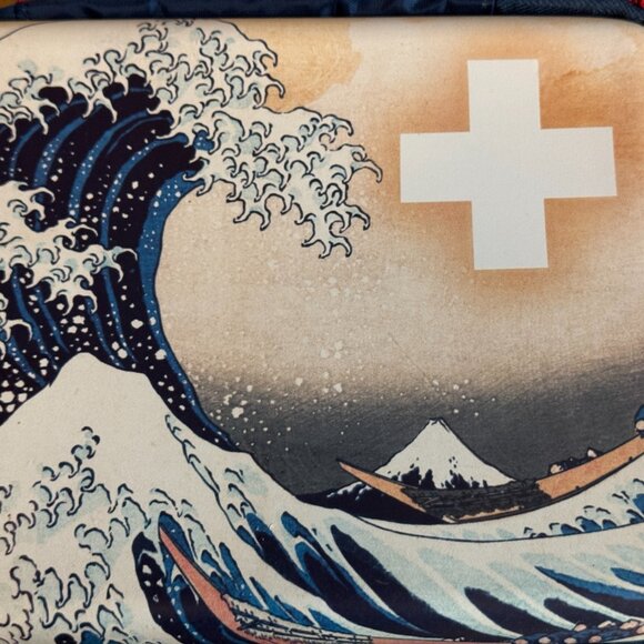 BAND-AID x THE MET Travel Case, Under the Wave Off Kanagawa - Picture 13 of 16